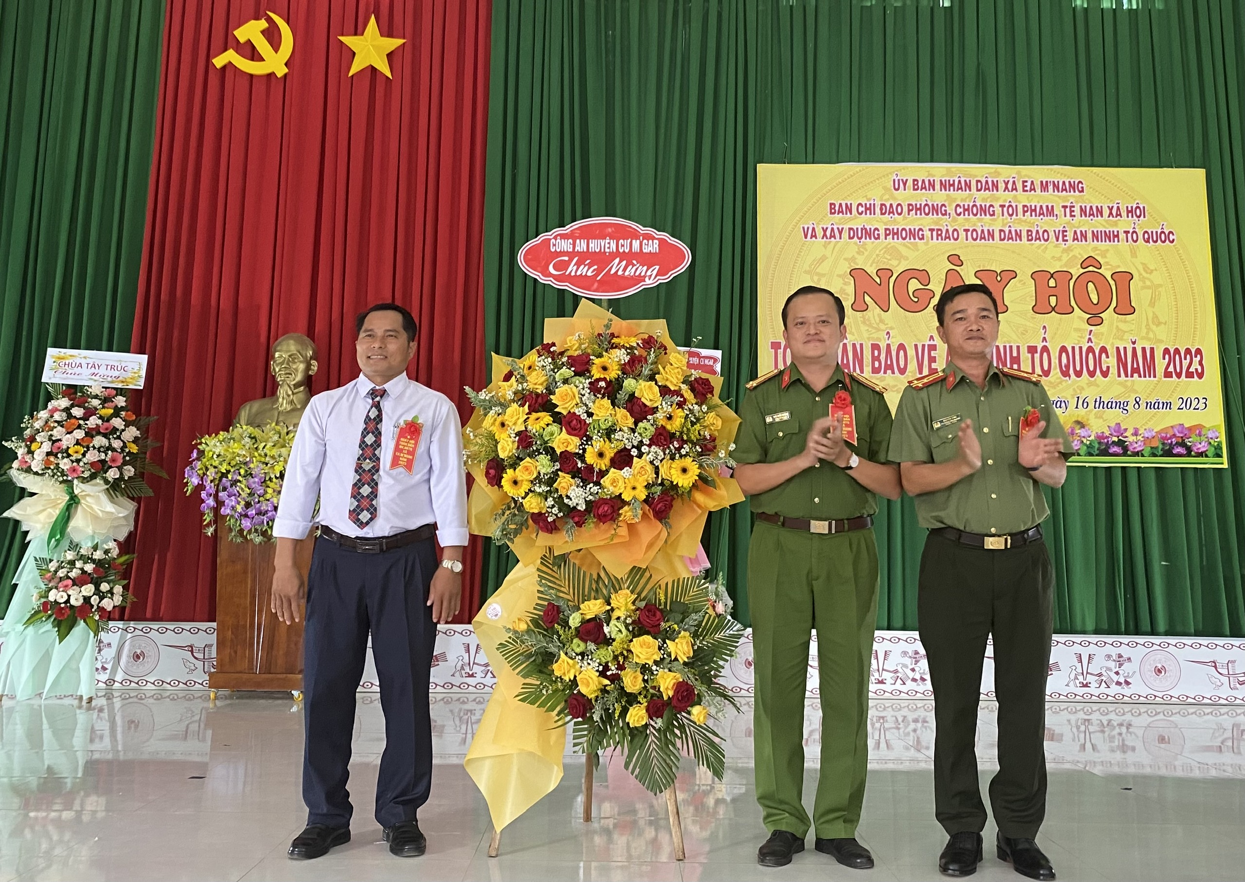 nhận hoa ca huyện
